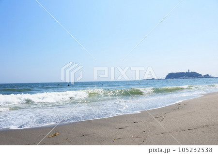 美しい海岸の風景真夏の湘南海岸青い空青い海の風景 105232538