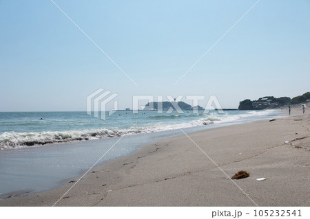 美しい海岸の風景真夏の湘南海岸青い空青い海の風景 美しい海岸の風景真夏の湘南海岸青い空青い海の風景 105232541