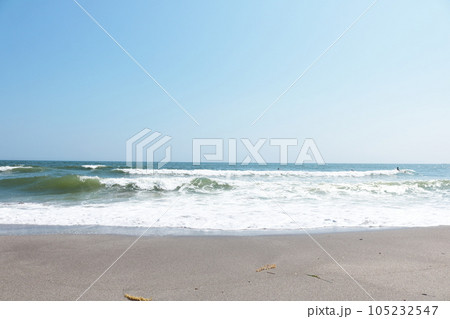 美しい海岸の風景真夏の湘南海岸青い空青い海の風景 美しい海岸の風景真夏の湘南海岸青い空青い海の風景 105232547