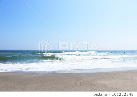 美しい海岸の風景真夏の湘南海岸青い空青い海の風景 美しい海岸の風景真夏の湘南海岸青い空青い海の風景 105232549