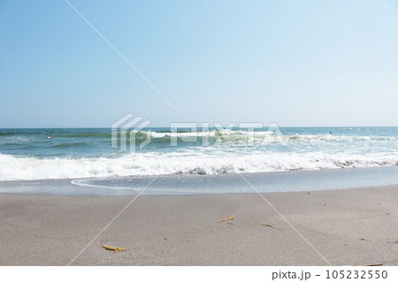 美しい海岸の風景真夏の湘南海岸青い空青い海の風景 美しい海岸の風景真夏の湘南海岸青い空青い海の風景 105232550