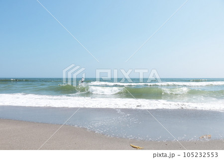 美しい海岸の風景真夏の湘南海岸青い空青い海の風景 105232553