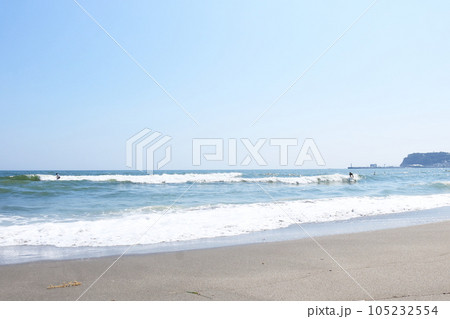 美しい海岸の風景真夏の湘南海岸青い空青い海の風景 美しい海岸の風景真夏の湘南海岸青い空青い海の風景 105232554