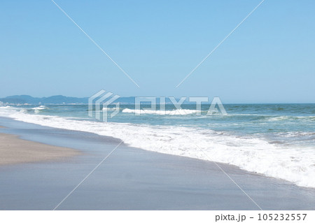 美しい海岸の風景真夏の湘南海岸青い空青い海の風景 105232557