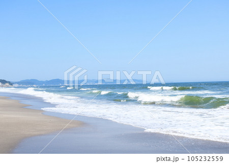 美しい海岸の風景真夏の湘南海岸青い空青い海の風景 105232559