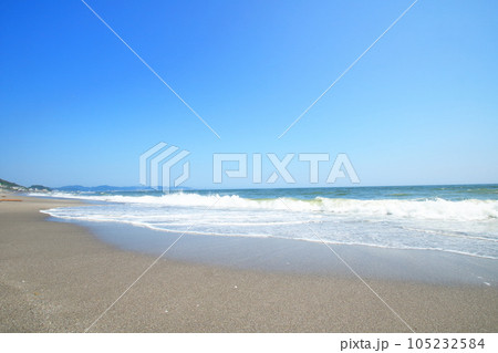 美しい海岸の風景真夏の湘南海岸青い空青い海の風景 美しい海岸の風景真夏の湘南海岸青い空青い海の風景 105232584