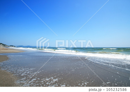 湘南の海と砂浜 105232586