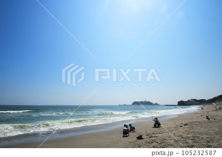 美しい海岸の風景真夏の湘南海岸青い空青い海の風景 105232587