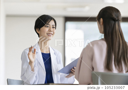 問診をする若い女性医師 105233007