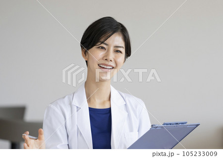 問診をする若い女性医師　イメージ 105233009