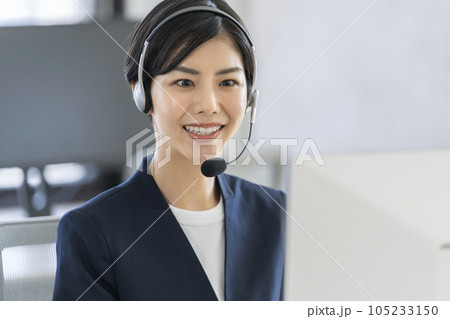 笑顔で話すオペレーター 105233150