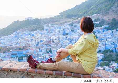 シャウエンの街並みを見下ろす女性 105233911