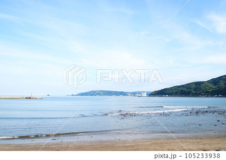 伊豆宇佐美港のの青い空と青い海 105233938