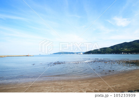 伊豆宇佐美港のの青い空と青い海 105233939