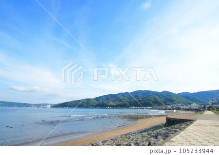 伊豆宇佐美港のの青い空と青い海 伊豆宇佐美港のの青い空と青い海 105233944
