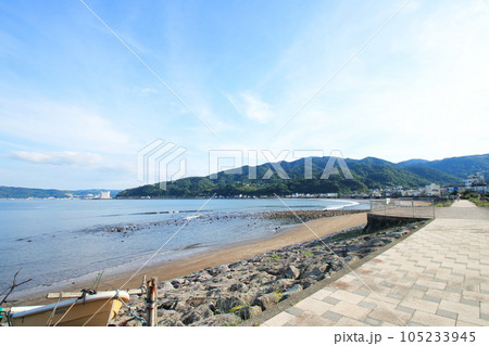 伊豆宇佐美港のの青い空と青い海 伊豆宇佐美港のの青い空と青い海 105233945