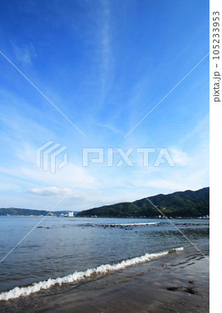 伊豆宇佐美港のの青い空と青い海 105233953