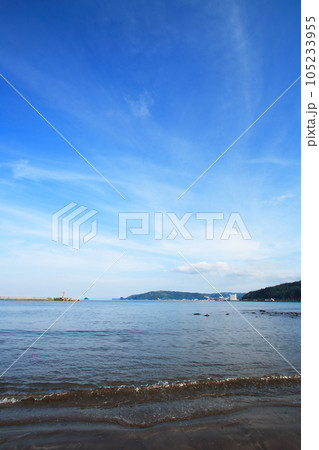 伊豆宇佐美港のの青い空と青い海 伊豆宇佐美港のの青い空と青い海 105233955