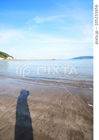 伊豆宇佐美港のの青い空と青い海 105233956