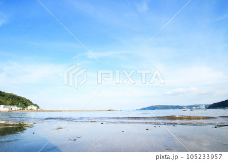 伊豆宇佐美港のの青い空と青い海 105233957