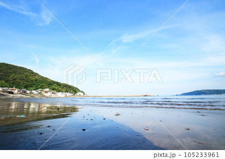 伊豆宇佐美港のの青い空と青い海 105233961