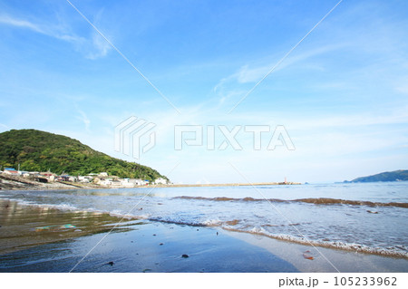 伊豆宇佐美港のの青い空と青い海 105233962