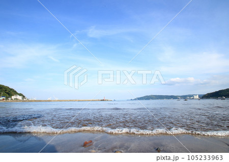 伊豆宇佐美港のの青い空と青い海 105233963