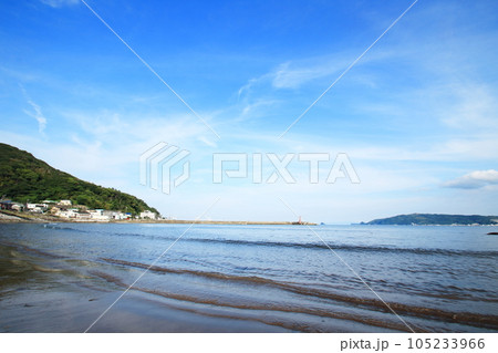 伊豆宇佐美港のの青い空と青い海 105233966