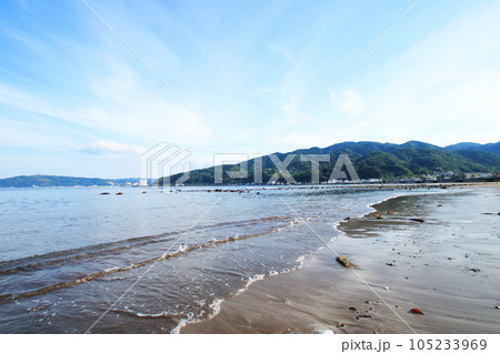 伊豆宇佐美港のの青い空と青い海 伊豆宇佐美港のの青い空と青い海 105233969