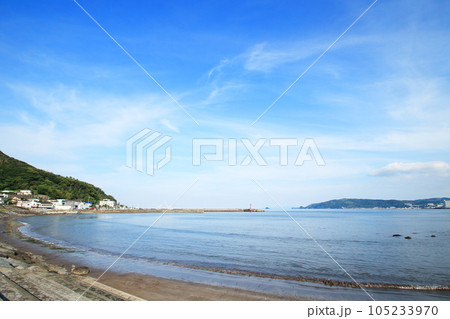 伊豆宇佐美港のの青い空と青い海 105233970