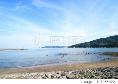 伊豆宇佐美港のの青い空と青い海 伊豆宇佐美港のの青い空と青い海 105233972