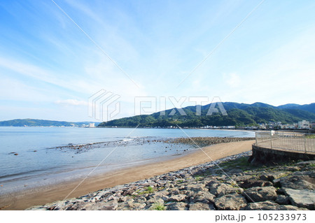 伊豆宇佐美港のの青い空と青い海 伊豆宇佐美港のの青い空と青い海 105233973