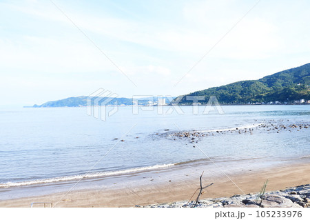 伊豆宇佐美港のの青い空と青い海 伊豆宇佐美港のの青い空と青い海 105233976