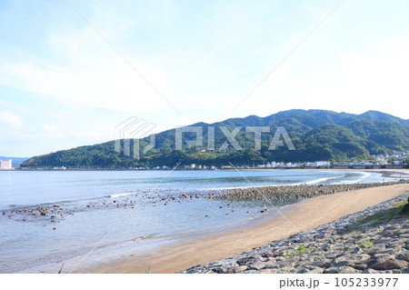 伊豆宇佐美港のの青い空と青い海 105233977