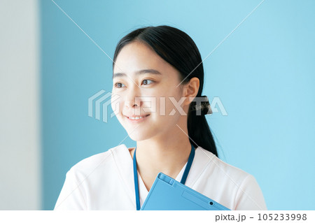 医療従事者の若い女性 105233998