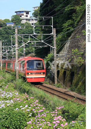紫陽花の咲く山間を走る電車 紫陽花の咲く山間を走る電車 105234090