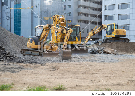 ショベルカーがあるタワーマンションの建築工事現場 105234293