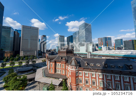 青空に浮かぶ雲と下のレンガ造りの東京駅 105234716