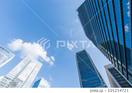 通りから見た青空と高層ビル群 通りから見た青空と高層ビル群 105234721