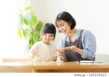 お金の勉強をしている親子 105235013