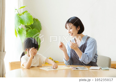 お金の勉強をしている親子 お金の勉強をしている親子 105235017