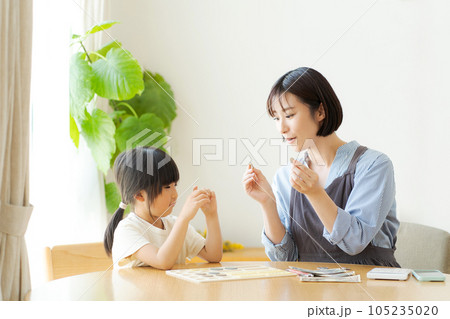 お金の勉強をしている親子 105235020