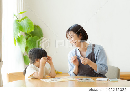 お金の勉強をしている親子 お金の勉強をしている親子 105235022