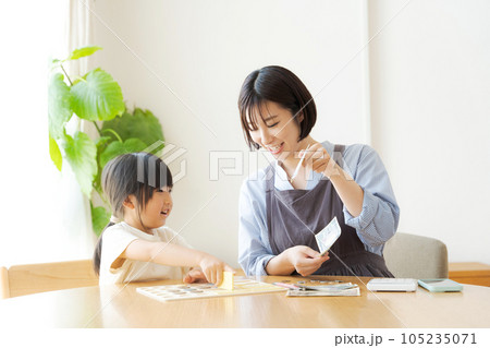 お金の勉強をしている親子 お金の勉強をしている親子 105235071