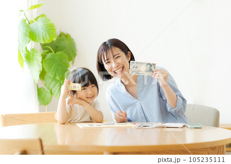 お金の勉強をしている親子 105235111
