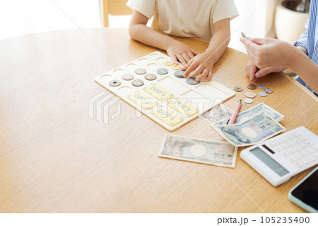 お金の勉強をしている親子 お金の勉強をしている親子 105235400