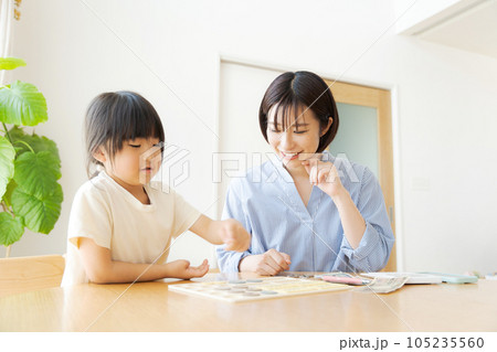 お金の勉強をしている親子 105235560