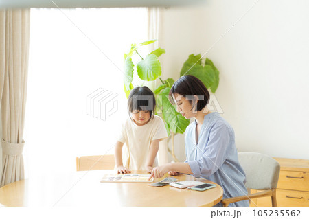 お金の勉強をしている親子 105235562