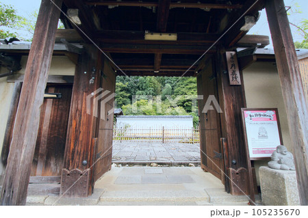 京都のまちなみ　ねねの道　月眞院の門 見上げ 105235670