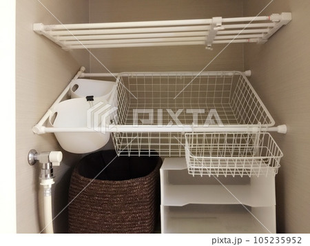 突っ張り棒を使った洗濯機上の収納 105235952